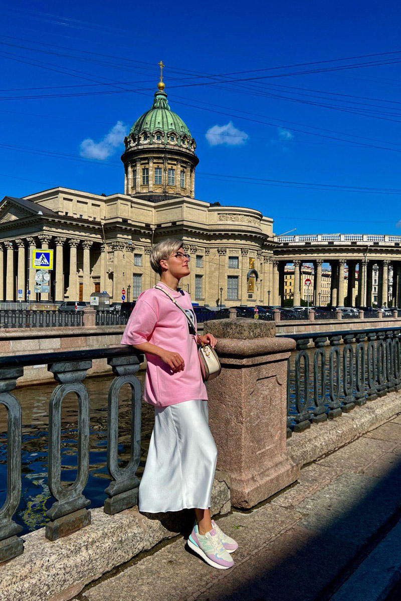 Стрижка унисекс вместо романтичных локонов, кеды вместо каблуков. Элегантный оверсайз и офисный деним выбирает для своего гардероба анти-Барби Анна Асессорова. Нет, она совсем не против розового цвета, даже наоборот. Просто в ее гардеробе нет кукольных look`ов