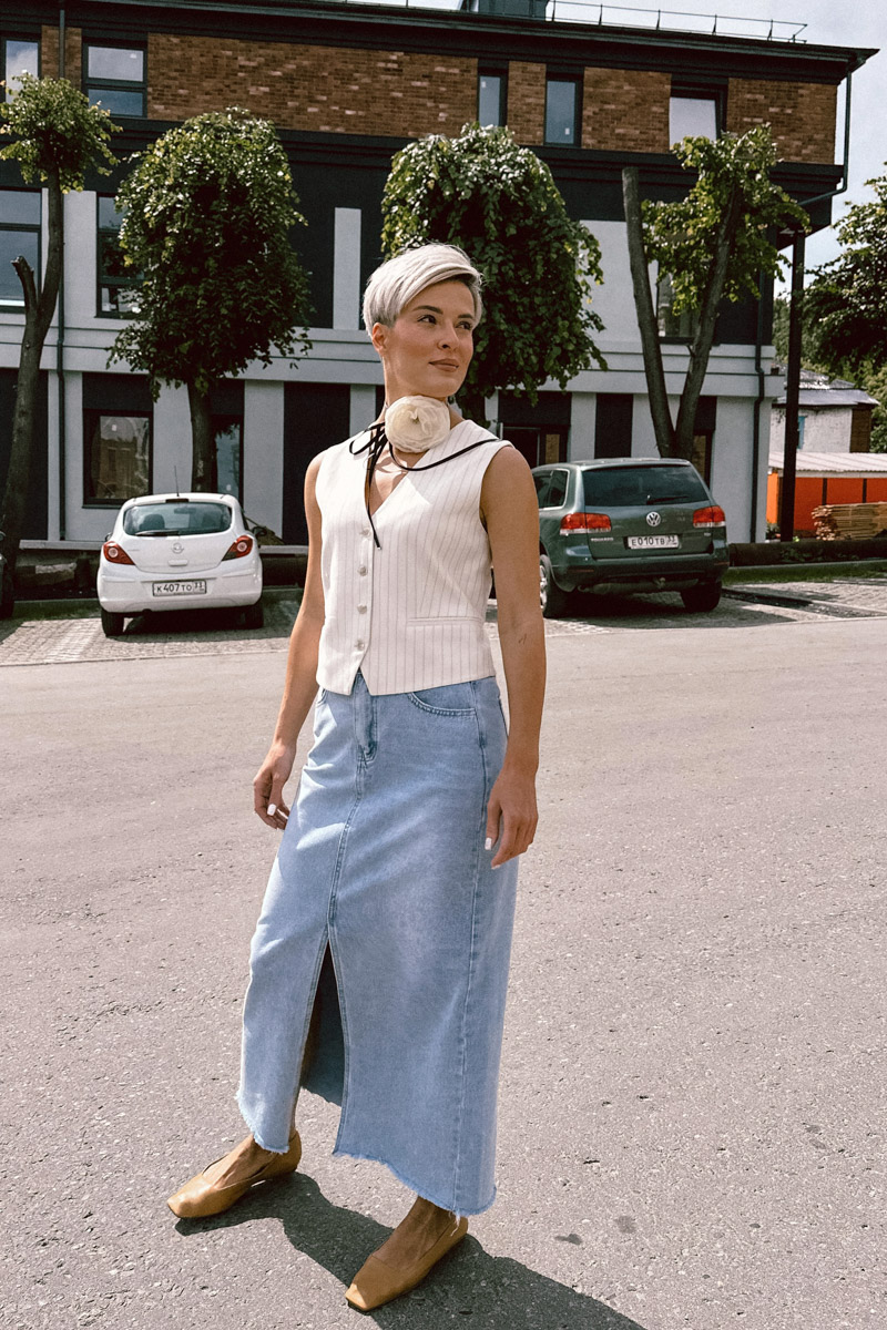 Стрижка унисекс вместо романтичных локонов, кеды вместо каблуков. Элегантный оверсайз и офисный деним выбирает для своего гардероба анти-Барби Анна Асессорова. Нет, она совсем не против розового цвета, даже наоборот. Просто в ее гардеробе нет кукольных look`ов