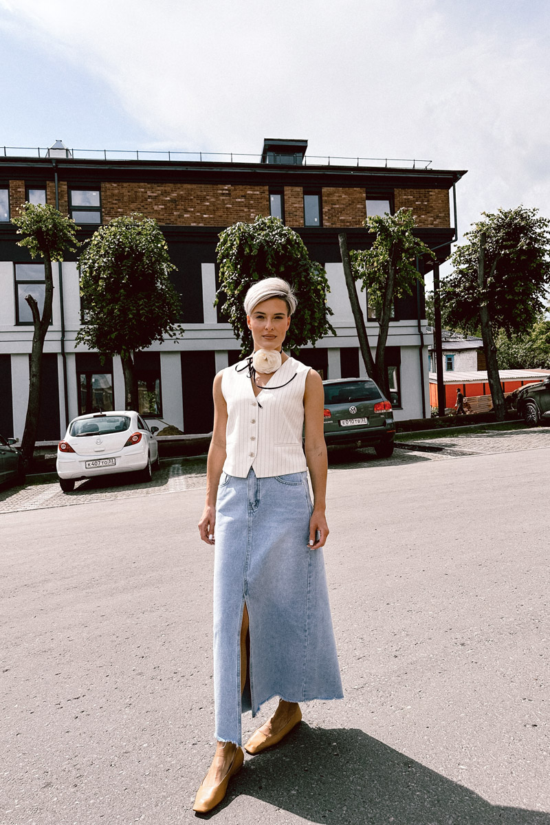 Стрижка унисекс вместо романтичных локонов, кеды вместо каблуков. Элегантный оверсайз и офисный деним выбирает для своего гардероба анти-Барби Анна Асессорова. Нет, она совсем не против розового цвета, даже наоборот. Просто в ее гардеробе нет кукольных look`ов