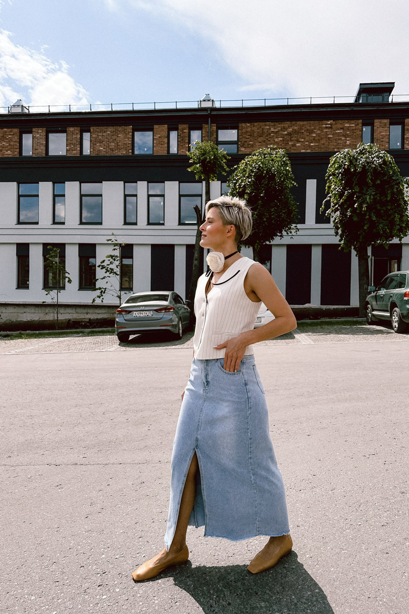 Стрижка унисекс вместо романтичных локонов, кеды вместо каблуков. Элегантный оверсайз и офисный деним выбирает для своего гардероба анти-Барби Анна Асессорова. Нет, она совсем не против розового цвета, даже наоборот. Просто в ее гардеробе нет кукольных look`ов