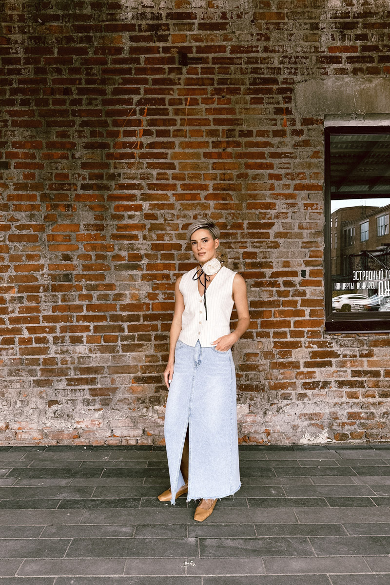 Стрижка унисекс вместо романтичных локонов, кеды вместо каблуков. Элегантный оверсайз и офисный деним выбирает для своего гардероба анти-Барби Анна Асессорова. Нет, она совсем не против розового цвета, даже наоборот. Просто в ее гардеробе нет кукольных look`ов