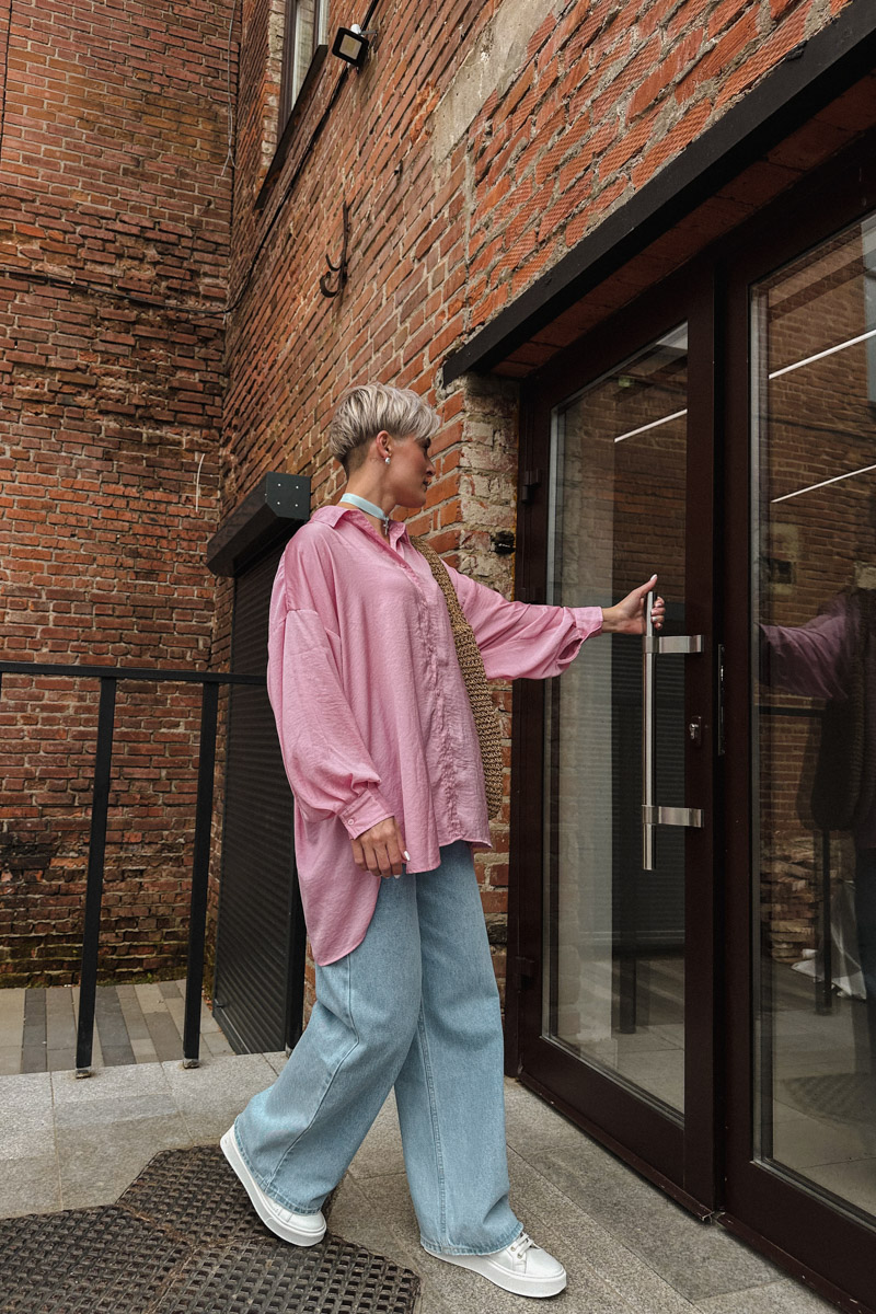 Стрижка унисекс вместо романтичных локонов, кеды вместо каблуков. Элегантный оверсайз и офисный деним выбирает для своего гардероба анти-Барби Анна Асессорова. Нет, она совсем не против розового цвета, даже наоборот. Просто в ее гардеробе нет кукольных look`ов