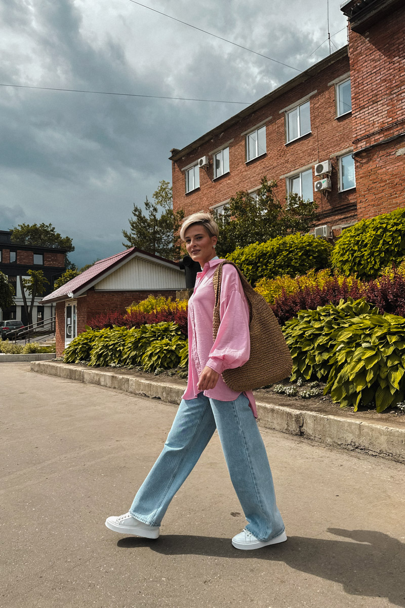 Стрижка унисекс вместо романтичных локонов, кеды вместо каблуков. Элегантный оверсайз и офисный деним выбирает для своего гардероба анти-Барби Анна Асессорова. Нет, она совсем не против розового цвета, даже наоборот. Просто в ее гардеробе нет кукольных look`ов