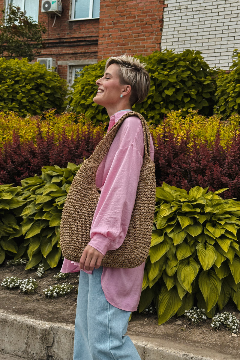 Стрижка унисекс вместо романтичных локонов, кеды вместо каблуков. Элегантный оверсайз и офисный деним выбирает для своего гардероба анти-Барби Анна Асессорова. Нет, она совсем не против розового цвета, даже наоборот. Просто в ее гардеробе нет кукольных look`ов