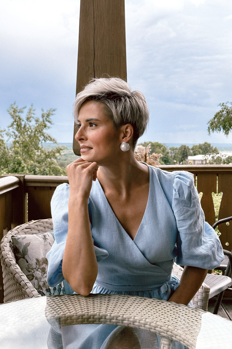 Стрижка унисекс вместо романтичных локонов, кеды вместо каблуков. Элегантный оверсайз и офисный деним выбирает для своего гардероба анти-Барби Анна Асессорова. Нет, она совсем не против розового цвета, даже наоборот. Просто в ее гардеробе нет кукольных look`ов