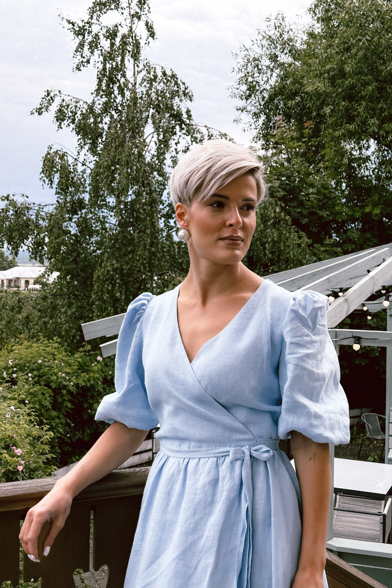 Стрижка унисекс вместо романтичных локонов, кеды вместо каблуков. Элегантный оверсайз и офисный деним выбирает для своего гардероба анти-Барби Анна Асессорова. Нет, она совсем не против розового цвета, даже наоборот. Просто в ее гардеробе нет кукольных look`ов