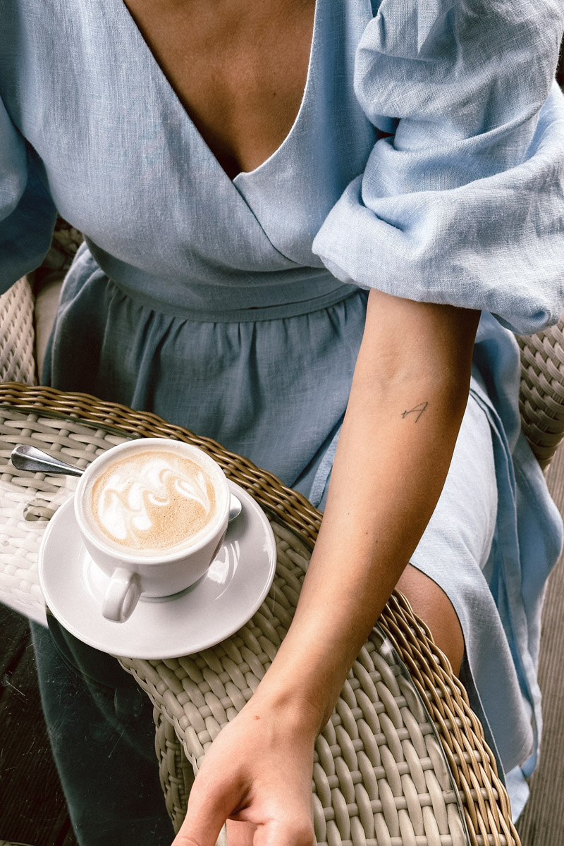 Стрижка унисекс вместо романтичных локонов, кеды вместо каблуков. Элегантный оверсайз и офисный деним выбирает для своего гардероба анти-Барби Анна Асессорова. Нет, она совсем не против розового цвета, даже наоборот. Просто в ее гардеробе нет кукольных look`ов