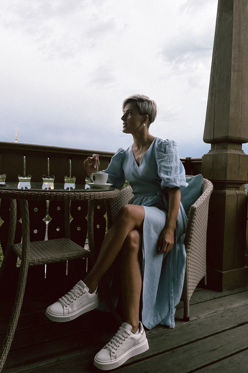 Стрижка унисекс вместо романтичных локонов, кеды вместо каблуков. Элегантный оверсайз и офисный деним выбирает для своего гардероба анти-Барби Анна Асессорова. Нет, она совсем не против розового цвета, даже наоборот. Просто в ее гардеробе нет кукольных look`ов