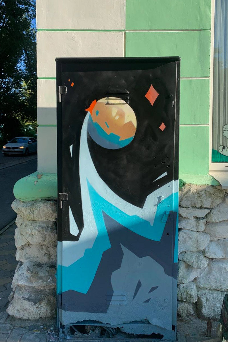 Серые пятна в виде коммуникационных шкафов не добавляют городу лоска. Но художники нашли решение. Невзрачный фасад стал для них холстом. В этом году благодаря фестивалю «Загфест33» Владимир пополнился яркими акцентами, а на прямоугольных корпусах появились картины. Какие? Смотрите в нашем фотообзоре