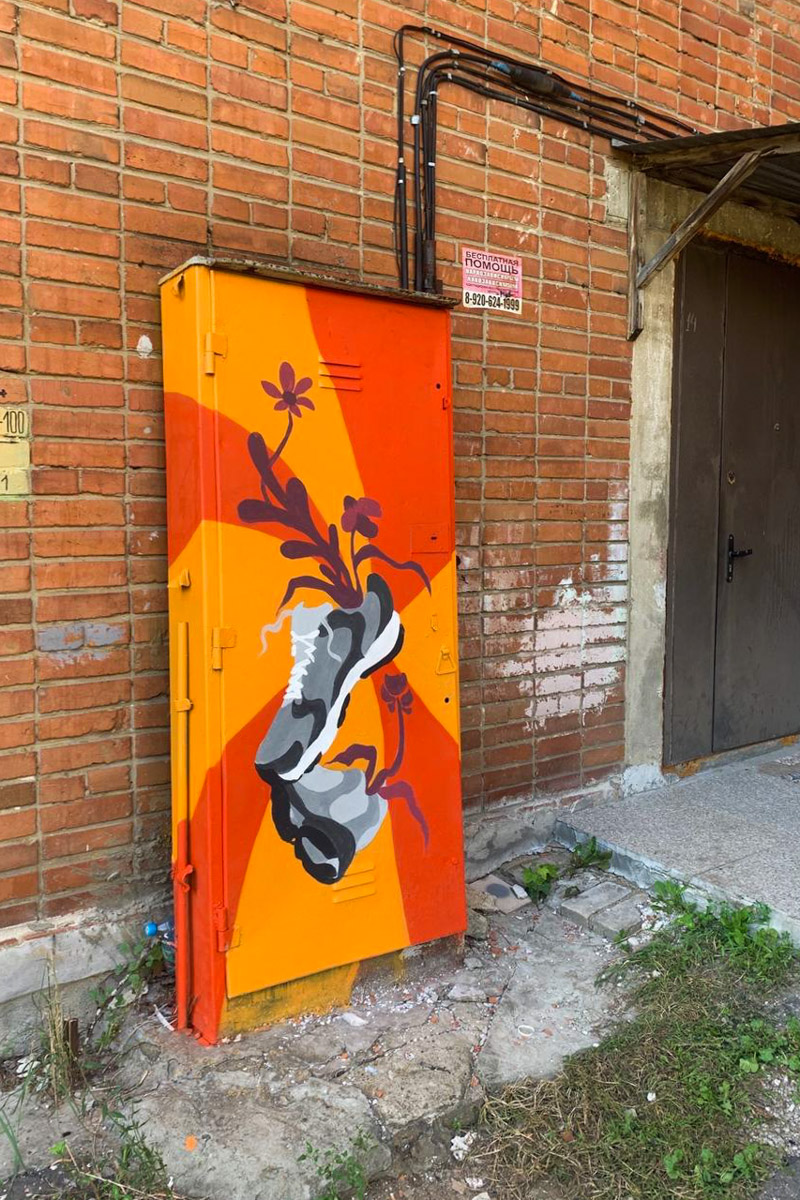 Серые пятна в виде коммуникационных шкафов не добавляют городу лоска. Но художники нашли решение. Невзрачный фасад стал для них холстом. В этом году благодаря фестивалю «Загфест33» Владимир пополнился яркими акцентами, а на прямоугольных корпусах появились картины. Какие? Смотрите в нашем фотообзоре