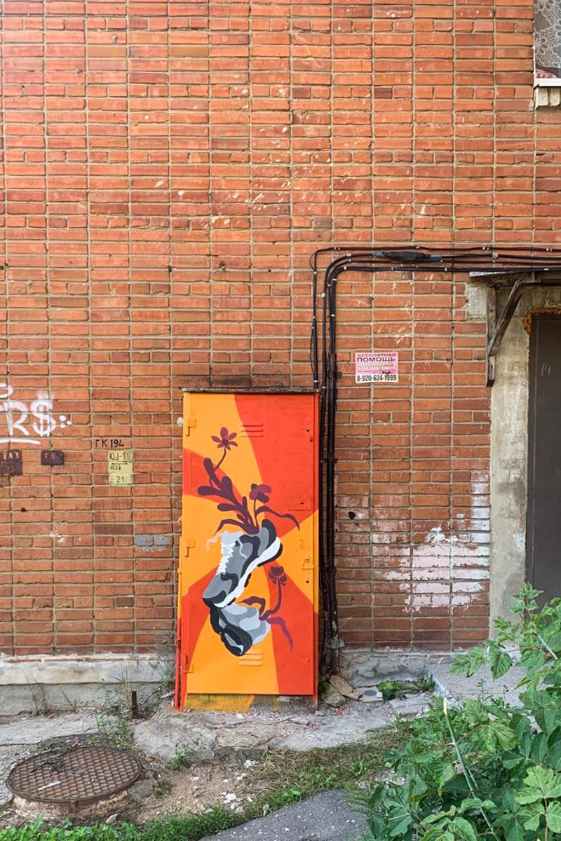 Серые пятна в виде коммуникационных шкафов не добавляют городу лоска. Но художники нашли решение. Невзрачный фасад стал для них холстом. В этом году благодаря фестивалю «Загфест33» Владимир пополнился яркими акцентами, а на прямоугольных корпусах появились картины. Какие? Смотрите в нашем фотообзоре