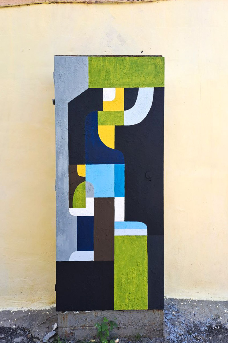 Серые пятна в виде коммуникационных шкафов не добавляют городу лоска. Но художники нашли решение. Невзрачный фасад стал для них холстом. В этом году благодаря фестивалю «Загфест33» Владимир пополнился яркими акцентами, а на прямоугольных корпусах появились картины. Какие? Смотрите в нашем фотообзоре