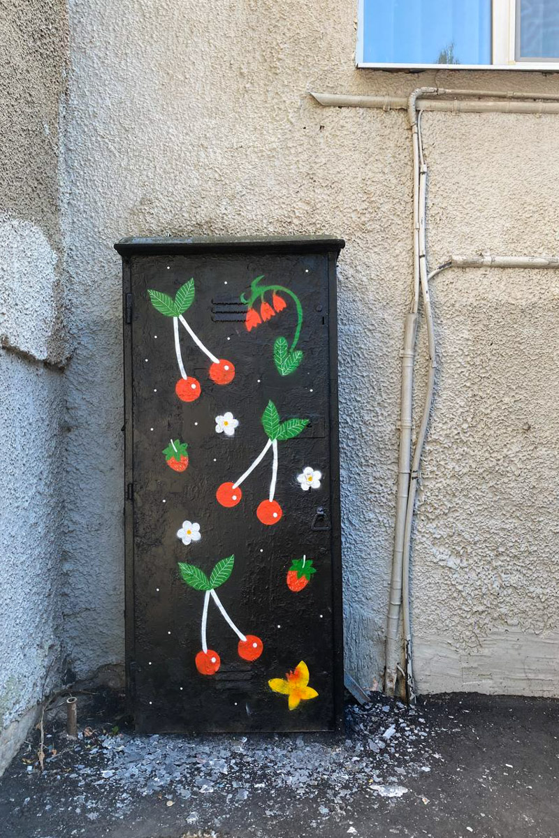 Серые пятна в виде коммуникационных шкафов не добавляют городу лоска. Но художники нашли решение. Невзрачный фасад стал для них холстом. В этом году благодаря фестивалю «Загфест33» Владимир пополнился яркими акцентами, а на прямоугольных корпусах появились картины. Какие? Смотрите в нашем фотообзоре