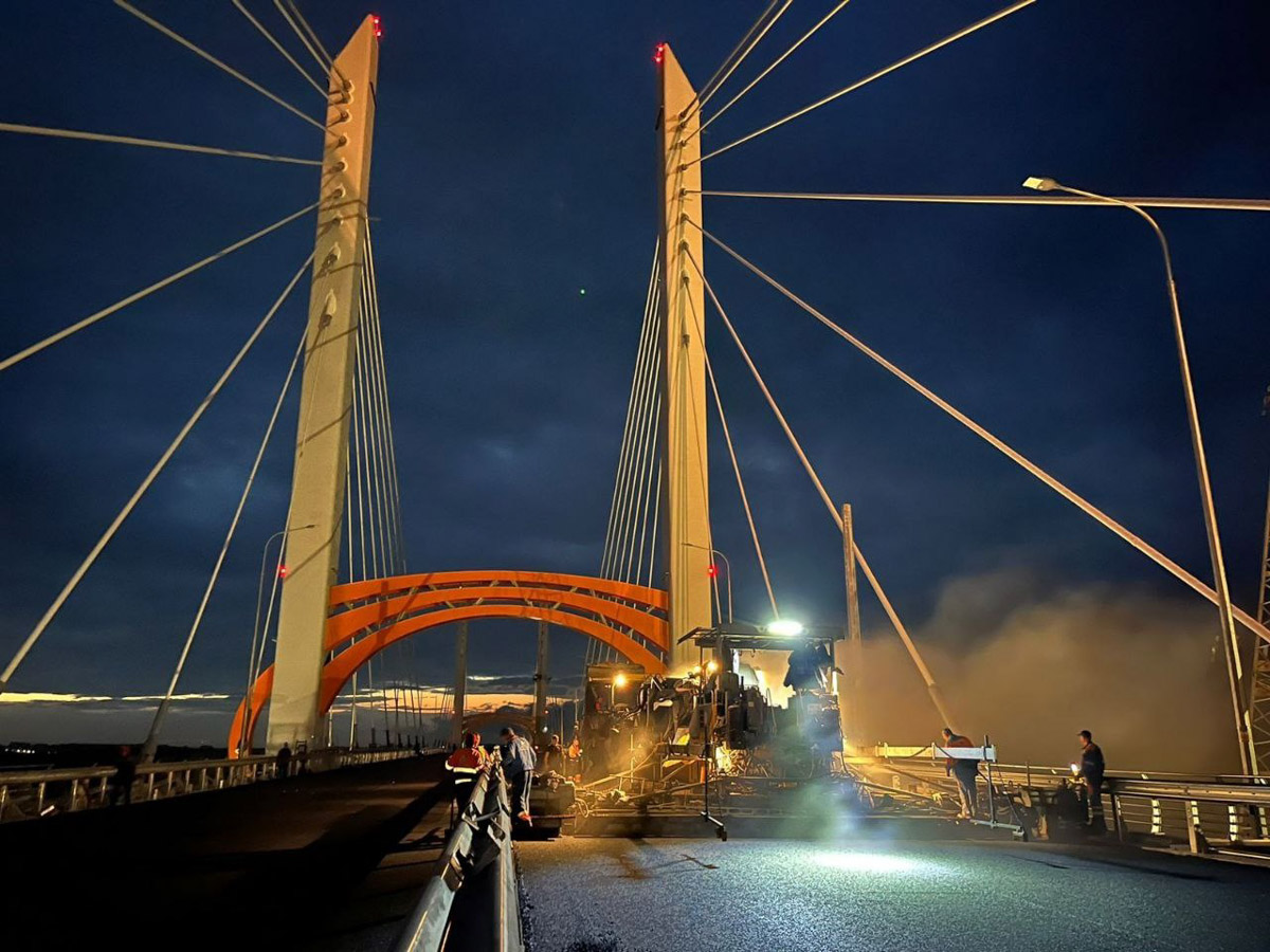 В Муроме готовятся запустить движение через Оку. На путепроводе, который связывает два берега Владимирской и Нижегородской областей, уже уложили асфальт. Скоро по нему поедут первые автомобили. На низком старте готовности и знаковый объект во Владимире. Но прежде конструкции через реку Рпень решили дать имя. Самые интересные дорожные новости читайте в нашем обзоре