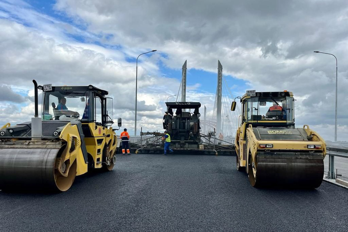 В Муроме готовятся запустить движение через Оку. На путепроводе, который связывает два берега Владимирской и Нижегородской областей, уже уложили асфальт. Скоро по нему поедут первые автомобили. На низком старте готовности и знаковый объект во Владимире. Но прежде конструкции через реку Рпень решили дать имя. Самые интересные дорожные новости читайте в нашем обзоре