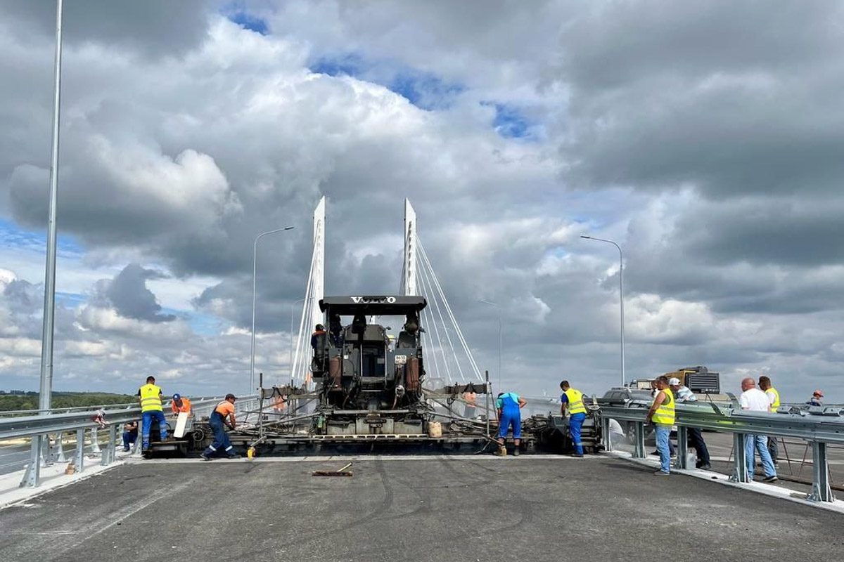 В Муроме готовятся запустить движение через Оку. На путепроводе, который связывает два берега Владимирской и Нижегородской областей, уже уложили асфальт. Скоро по нему поедут первые автомобили. На низком старте готовности и знаковый объект во Владимире. Но прежде конструкции через реку Рпень решили дать имя. Самые интересные дорожные новости читайте в нашем обзоре