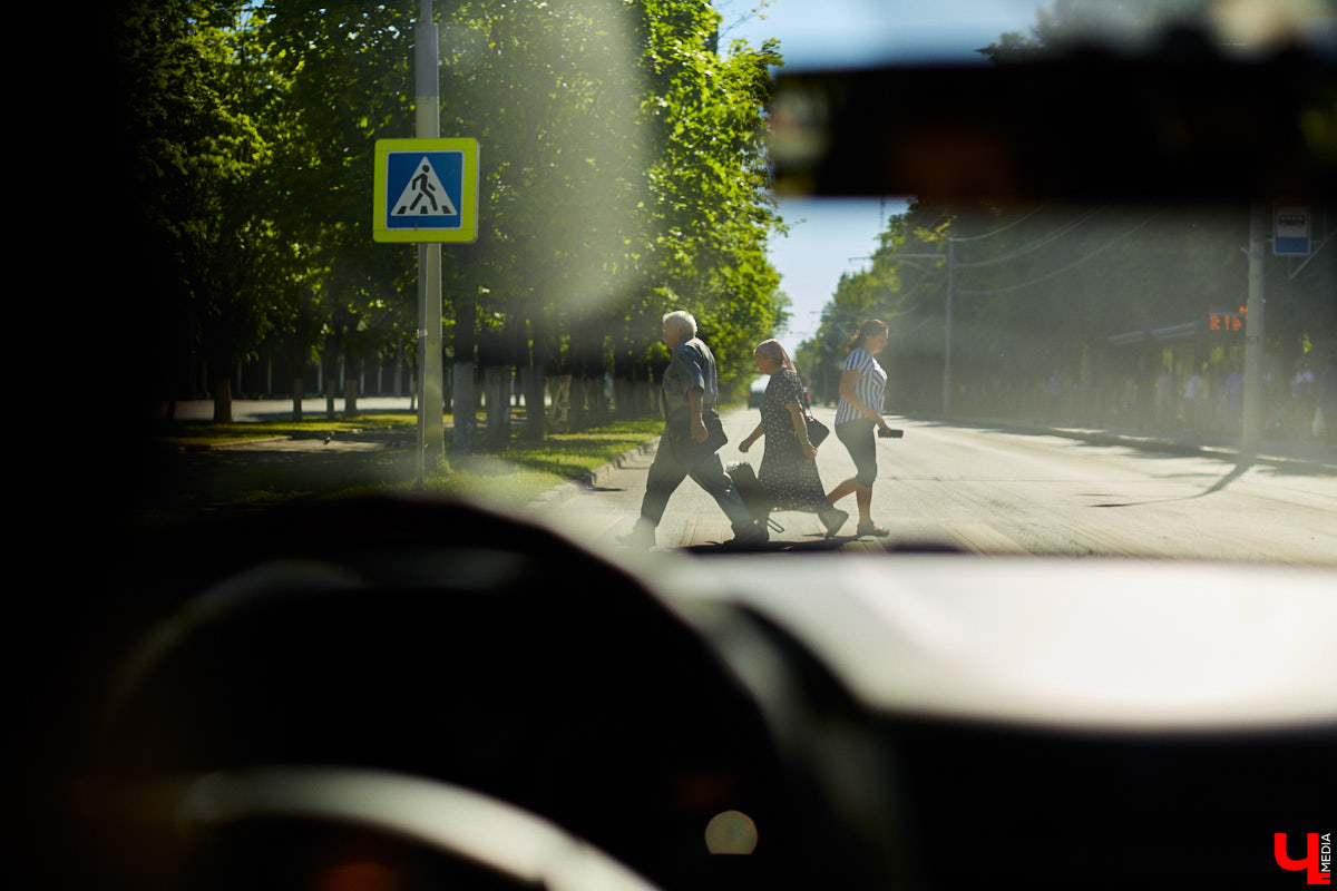 В Муроме готовятся запустить движение через Оку. На путепроводе, который связывает два берега Владимирской и Нижегородской областей, уже уложили асфальт. Скоро по нему поедут первые автомобили. На низком старте готовности и знаковый объект во Владимире. Но прежде конструкции через реку Рпень решили дать имя. Самые интересные дорожные новости читайте в нашем обзоре