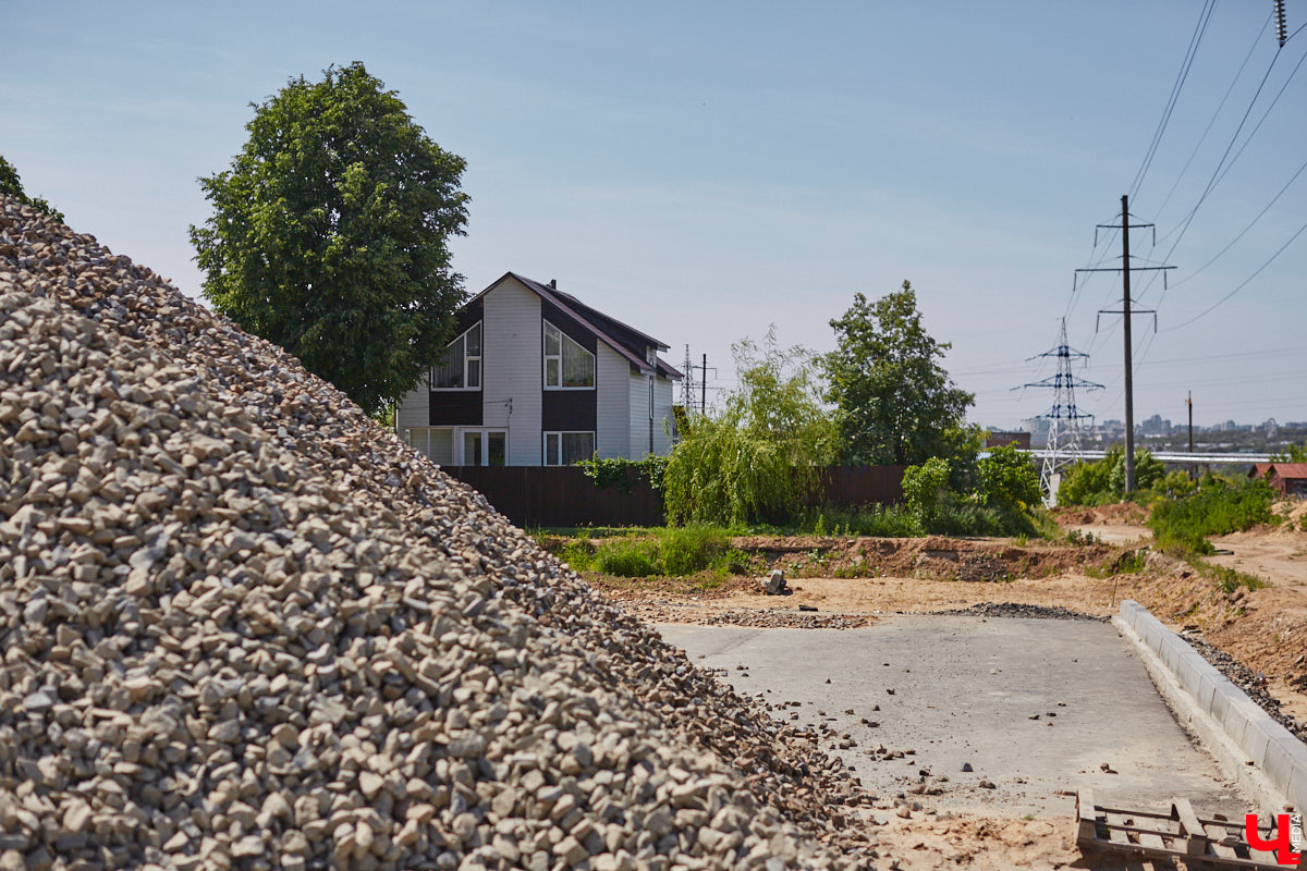 В Муроме готовятся запустить движение через Оку. На путепроводе, который связывает два берега Владимирской и Нижегородской областей, уже уложили асфальт. Скоро по нему поедут первые автомобили. На низком старте готовности и знаковый объект во Владимире. Но прежде конструкции через реку Рпень решили дать имя. Самые интересные дорожные новости читайте в нашем обзоре