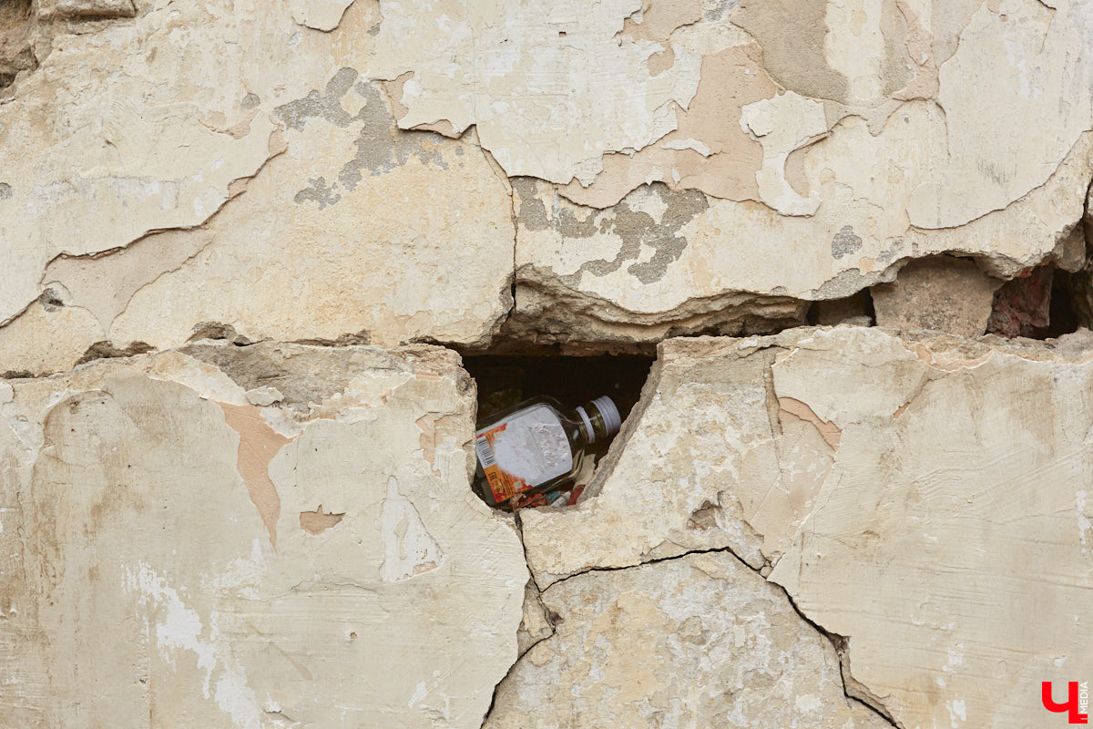 В самом сердце города разрушается ограда с воротами ансамбля Николо-Кремлевской церкви. Хотя это только половина беды. Главный вопрос — кто должен ремонтировать объект? У него попросту нет собственника, поэтому пока взяться за дело некому...