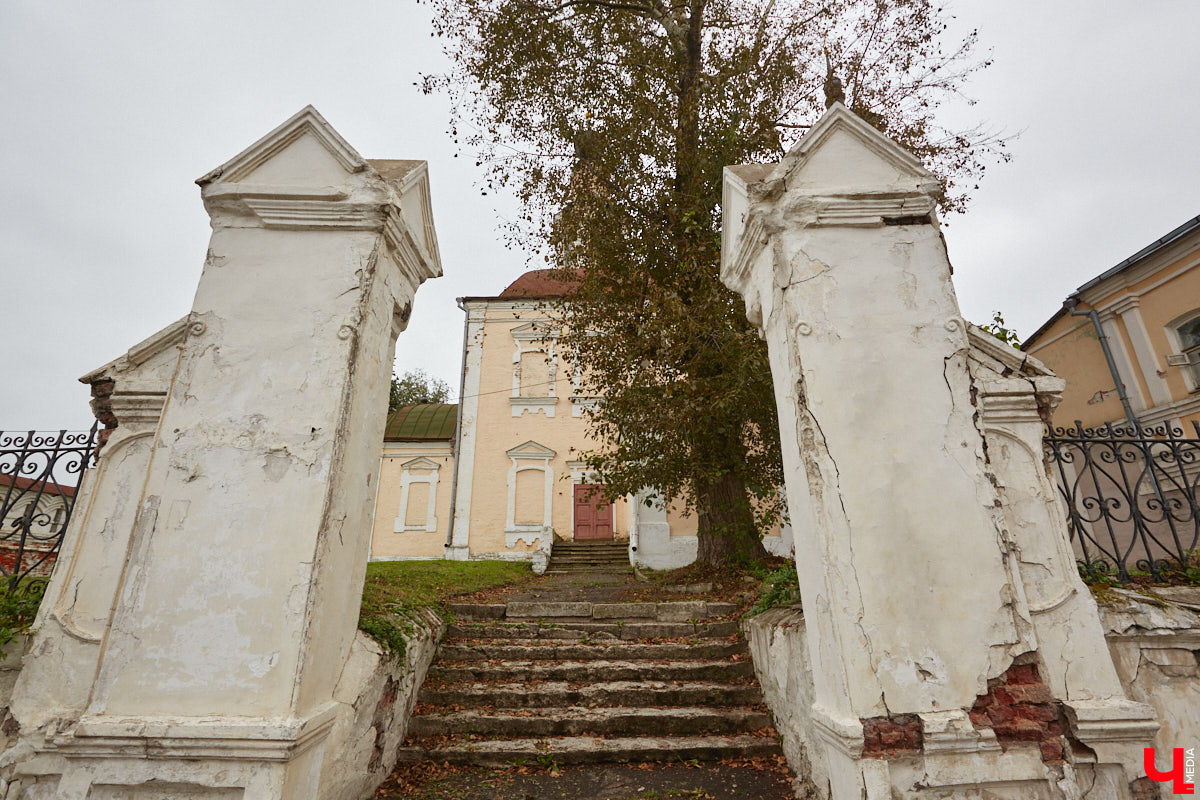 В самом сердце города разрушается ограда с воротами ансамбля Николо-Кремлевской церкви. Хотя это только половина беды. Главный вопрос — кто должен ремонтировать объект? У него попросту нет собственника, поэтому пока взяться за дело некому...