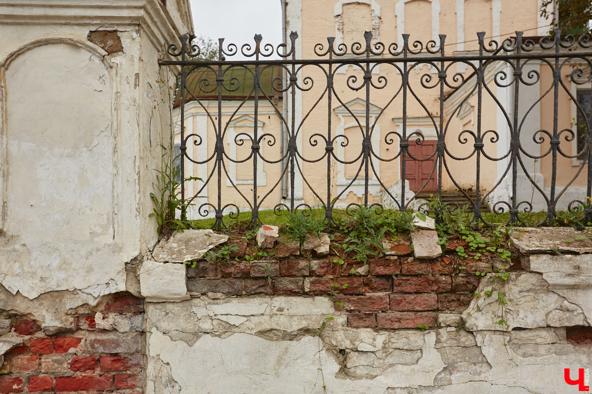 В самом сердце города разрушается ограда с воротами ансамбля Николо-Кремлевской церкви. Хотя это только половина беды. Главный вопрос — кто должен ремонтировать объект? У него попросту нет собственника, поэтому пока взяться за дело некому...