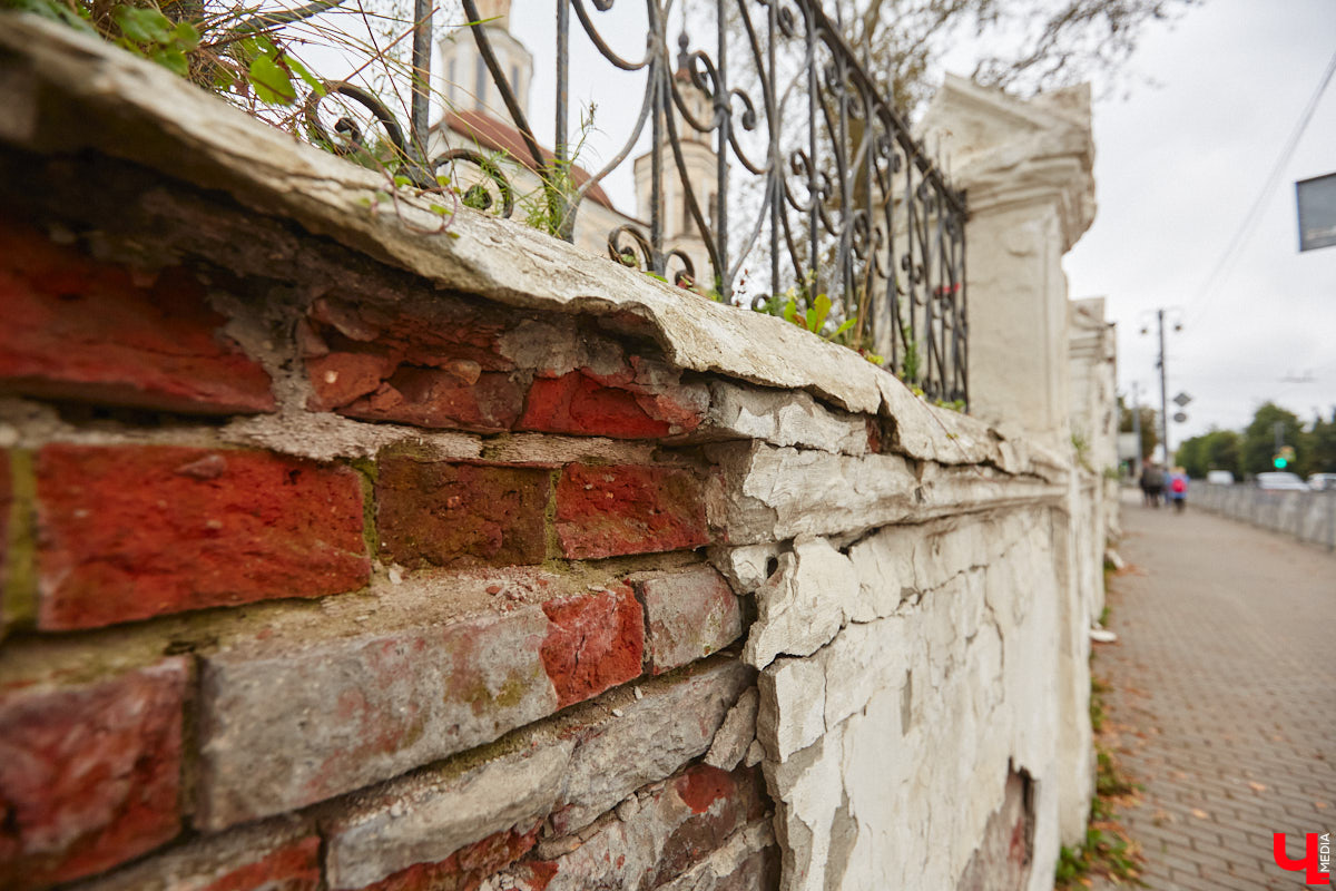 В самом сердце города разрушается ограда с воротами ансамбля Николо-Кремлевской церкви. Хотя это только половина беды. Главный вопрос — кто должен ремонтировать объект? У него попросту нет собственника, поэтому пока взяться за дело некому...