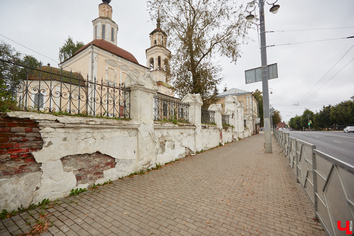 В самом сердце города разрушается ограда с воротами ансамбля Николо-Кремлевской церкви. Хотя это только половина беды. Главный вопрос — кто должен ремонтировать объект? У него попросту нет собственника, поэтому пока взяться за дело некому...