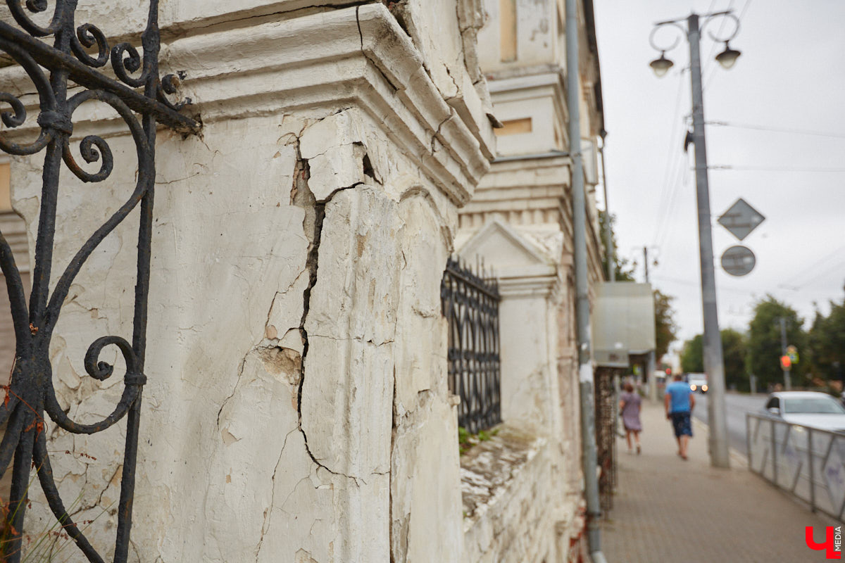 В самом сердце города разрушается ограда с воротами ансамбля Николо-Кремлевской церкви. Хотя это только половина беды. Главный вопрос — кто должен ремонтировать объект? У него попросту нет собственника, поэтому пока взяться за дело некому...