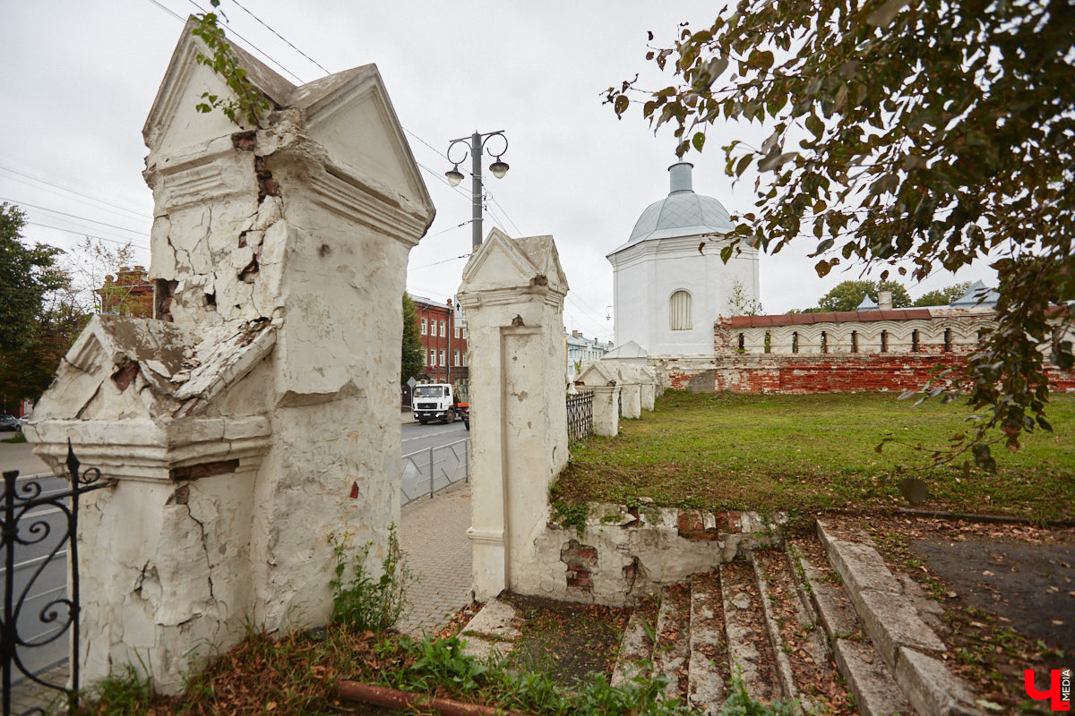 В самом сердце города разрушается ограда с воротами ансамбля Николо-Кремлевской церкви. Хотя это только половина беды. Главный вопрос — кто должен ремонтировать объект? У него попросту нет собственника, поэтому пока взяться за дело некому...