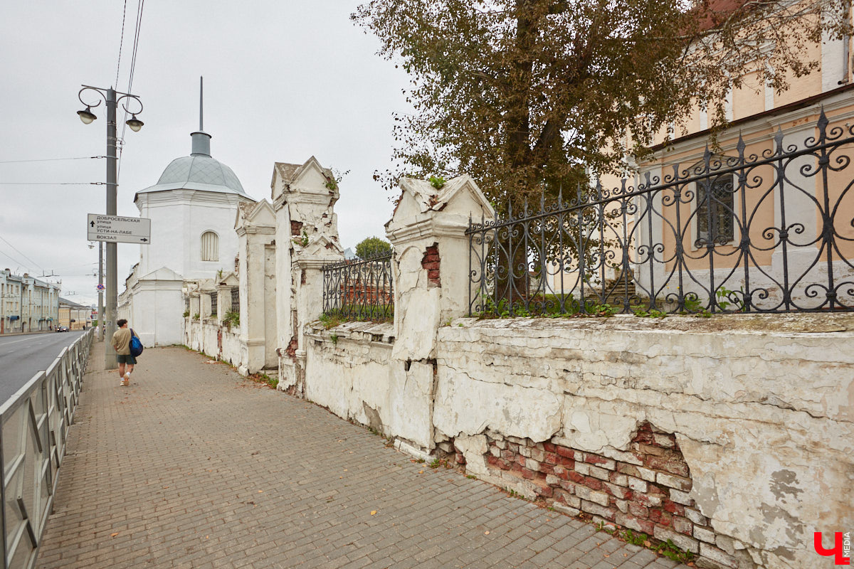 В самом сердце города разрушается ограда с воротами ансамбля Николо-Кремлевской церкви. Хотя это только половина беды. Главный вопрос — кто должен ремонтировать объект? У него попросту нет собственника, поэтому пока взяться за дело некому...