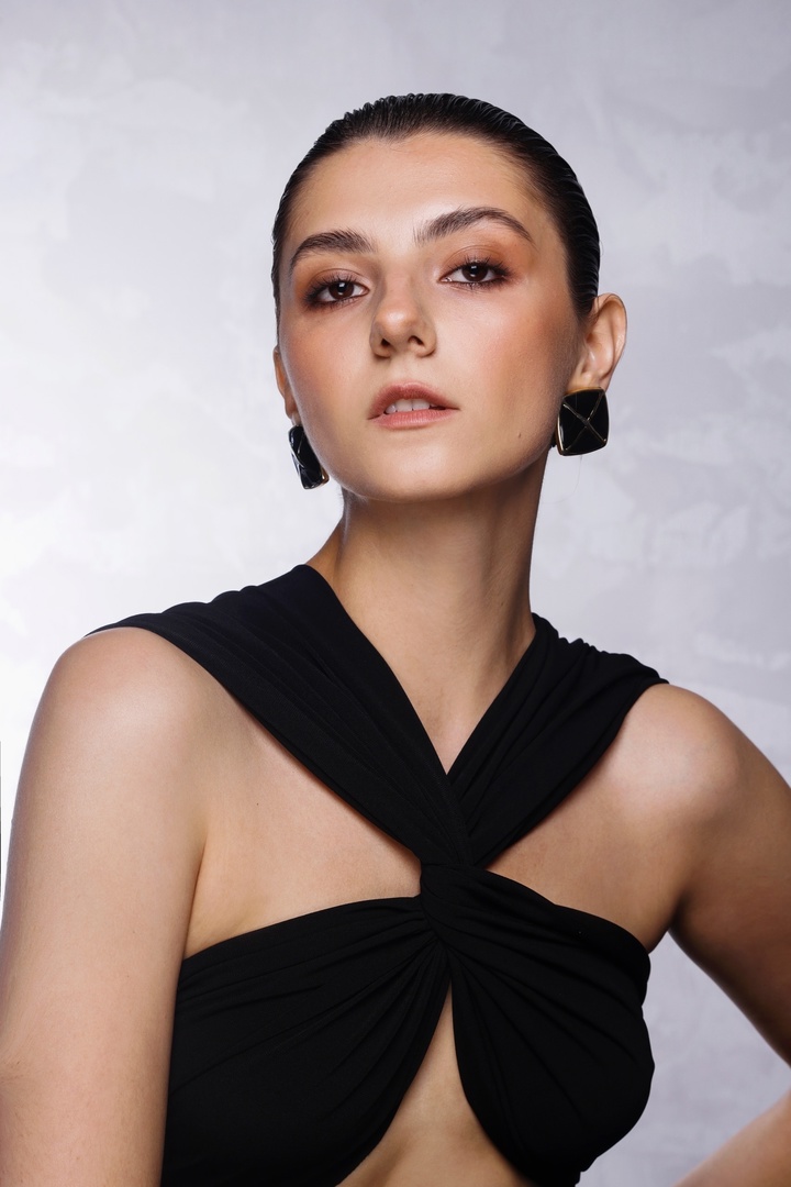 Визажист из Владимира Александра Янкина смогла дотянуться до звезд. В прямом смысле слова. Этим летом девушка успела поработать на двух крупных фестивалях и сделать мейкап отечественным селебрити, в числе которых оказались актрисы Анна Снаткина и Елена Бирюкова. Подробностями своего бьюти-опыта она поделилась с нами.