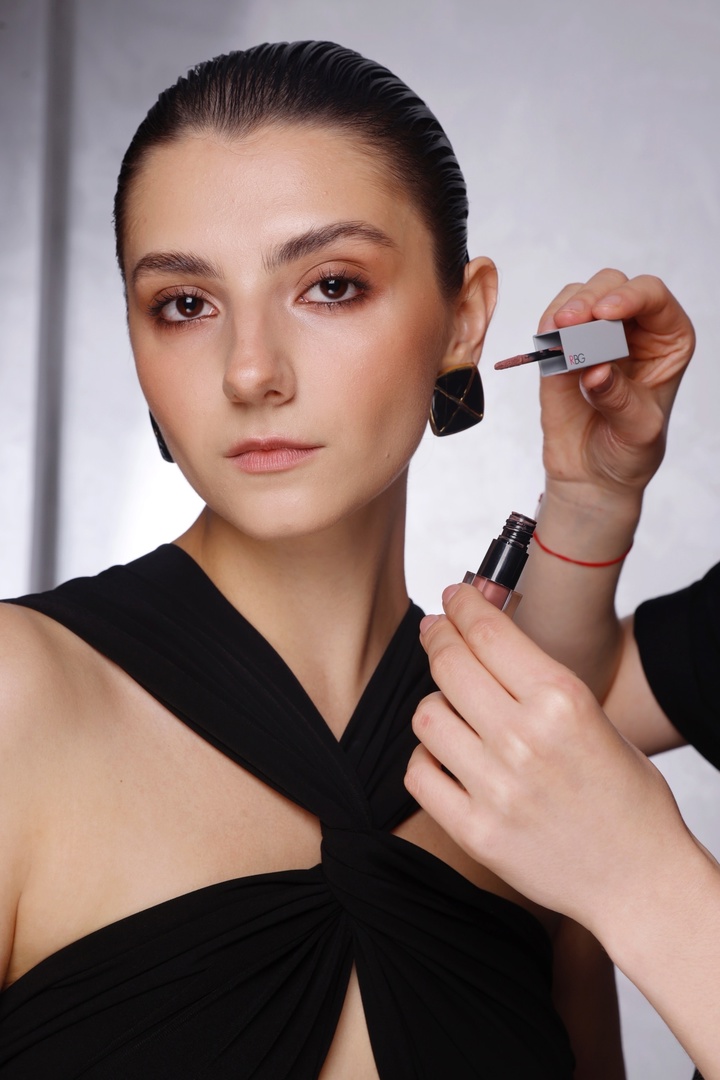 Визажист из Владимира Александра Янкина смогла дотянуться до звезд. В прямом смысле слова. Этим летом девушка успела поработать на двух крупных фестивалях и сделать мейкап отечественным селебрити, в числе которых оказались актрисы Анна Снаткина и Елена Бирюкова. Подробностями своего бьюти-опыта она поделилась с нами.