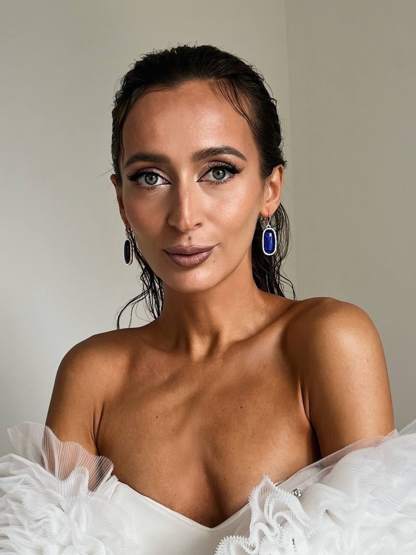 Визажист из Владимира Александра Янкина смогла дотянуться до звезд. В прямом смысле слова. Этим летом девушка успела поработать на двух крупных фестивалях и сделать мейкап отечественным селебрити, в числе которых оказались актрисы Анна Снаткина и Елена Бирюкова. Подробностями своего бьюти-опыта она поделилась с нами.