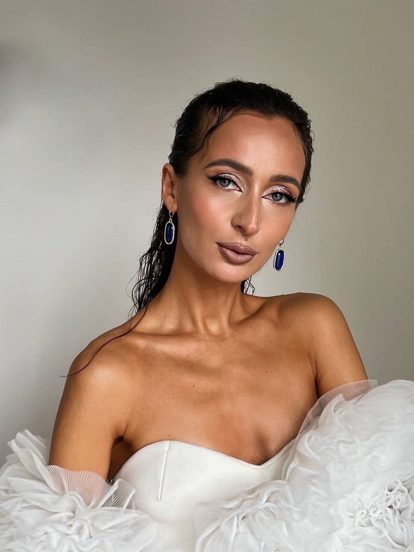 Визажист из Владимира Александра Янкина смогла дотянуться до звезд. В прямом смысле слова. Этим летом девушка успела поработать на двух крупных фестивалях и сделать мейкап отечественным селебрити, в числе которых оказались актрисы Анна Снаткина и Елена Бирюкова. Подробностями своего бьюти-опыта она поделилась с нами.