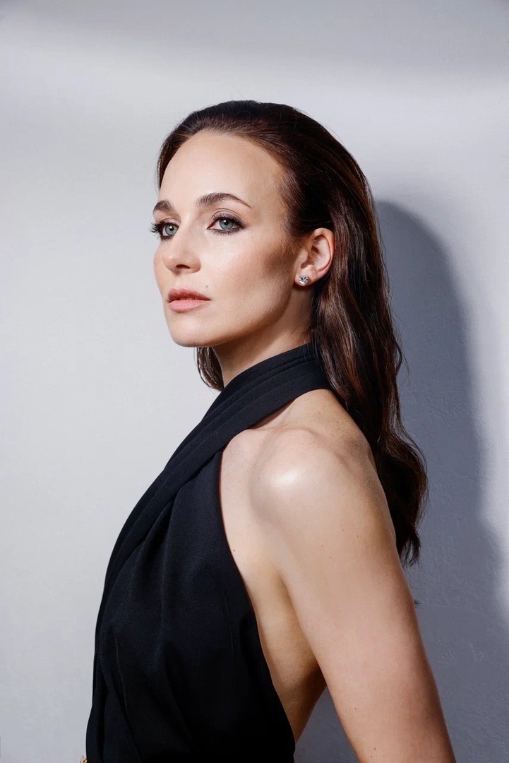 Визажист из Владимира Александра Янкина смогла дотянуться до звезд. В прямом смысле слова. Этим летом девушка успела поработать на двух крупных фестивалях и сделать мейкап отечественным селебрити, в числе которых оказались актрисы Анна Снаткина и Елена Бирюкова. Подробностями своего бьюти-опыта она поделилась с нами.