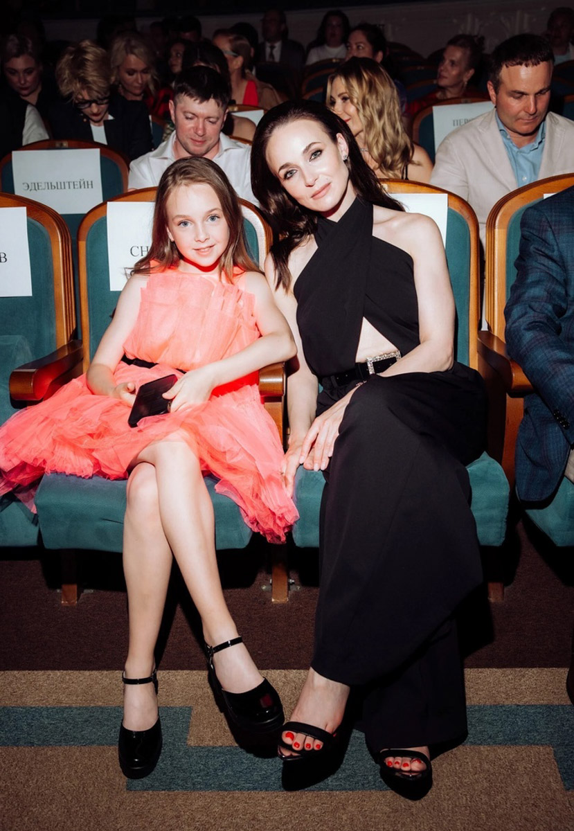 Визажист из Владимира Александра Янкина смогла дотянуться до звезд. В прямом смысле слова. Этим летом девушка успела поработать на двух крупных фестивалях и сделать мейкап отечественным селебрити, в числе которых оказались актрисы Анна Снаткина и Елена Бирюкова. Подробностями своего бьюти-опыта она поделилась с нами.