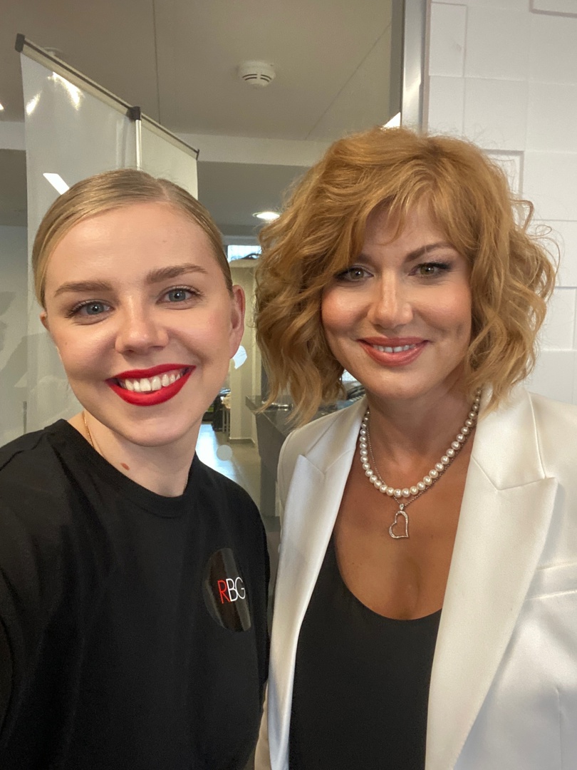 Визажист из Владимира Александра Янкина смогла дотянуться до звезд. В прямом смысле слова. Этим летом девушка успела поработать на двух крупных фестивалях и сделать мейкап отечественным селебрити, в числе которых оказались актрисы Анна Снаткина и Елена Бирюкова. Подробностями своего бьюти-опыта она поделилась с нами.