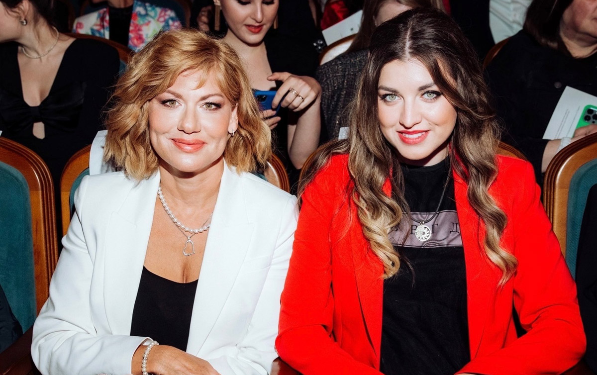 Визажист из Владимира Александра Янкина смогла дотянуться до звезд. В прямом смысле слова. Этим летом девушка успела поработать на двух крупных фестивалях и сделать мейкап отечественным селебрити, в числе которых оказались актрисы Анна Снаткина и Елена Бирюкова. Подробностями своего бьюти-опыта она поделилась с нами.