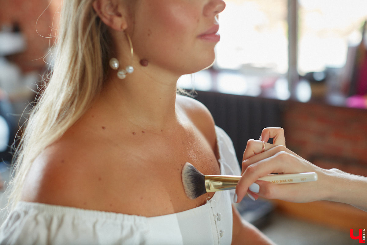 Визажист из Владимира Александра Янкина смогла дотянуться до звезд. В прямом смысле слова. Этим летом девушка успела поработать на двух крупных фестивалях и сделать мейкап отечественным селебрити, в числе которых оказались актрисы Анна Снаткина и Елена Бирюкова. Подробностями своего бьюти-опыта она поделилась с нами.