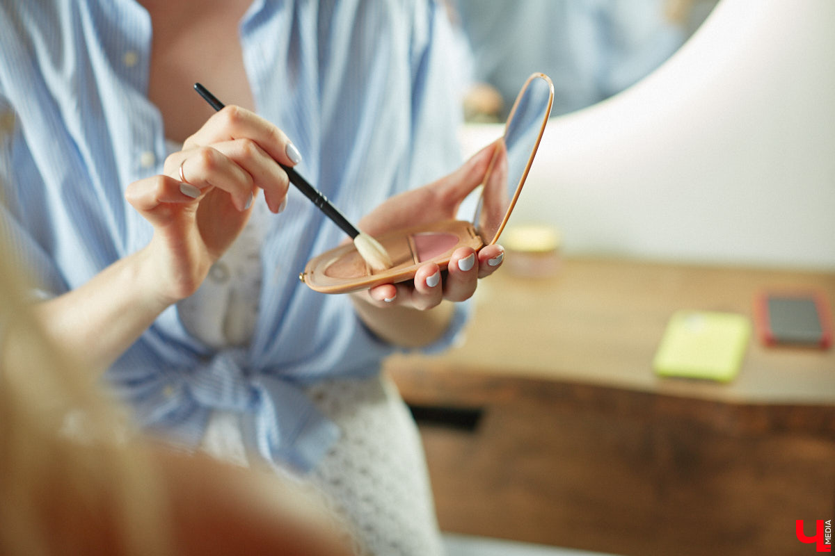 Визажист из Владимира Александра Янкина смогла дотянуться до звезд. В прямом смысле слова. Этим летом девушка успела поработать на двух крупных фестивалях и сделать мейкап отечественным селебрити, в числе которых оказались актрисы Анна Снаткина и Елена Бирюкова. Подробностями своего бьюти-опыта она поделилась с нами.