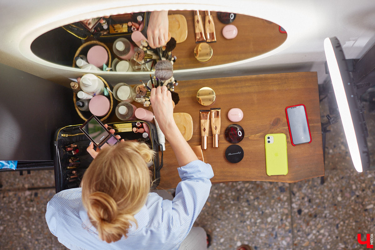 Визажист из Владимира Александра Янкина смогла дотянуться до звезд. В прямом смысле слова. Этим летом девушка успела поработать на двух крупных фестивалях и сделать мейкап отечественным селебрити, в числе которых оказались актрисы Анна Снаткина и Елена Бирюкова. Подробностями своего бьюти-опыта она поделилась с нами.