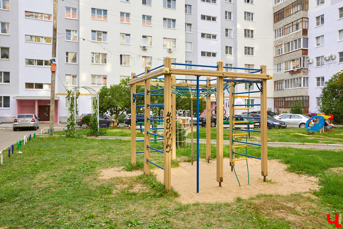 Во Владимире снова выбрали образцовые многоэтажки. Чистые территории, ровный асфальт, красивый дизайн — мимо них многие проходят со вздохом зависти. Как же выглядят лучшие дома областной столицы — 2023? Показываем в нашем фотообзоре.