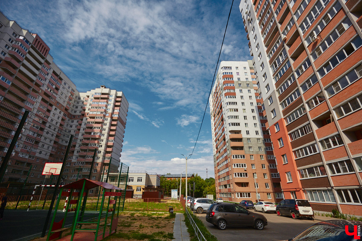 Во Владимире снова выбрали образцовые многоэтажки. Чистые территории, ровный асфальт, красивый дизайн — мимо них многие проходят со вздохом зависти. Как же выглядят лучшие дома областной столицы — 2023? Показываем в нашем фотообзоре.