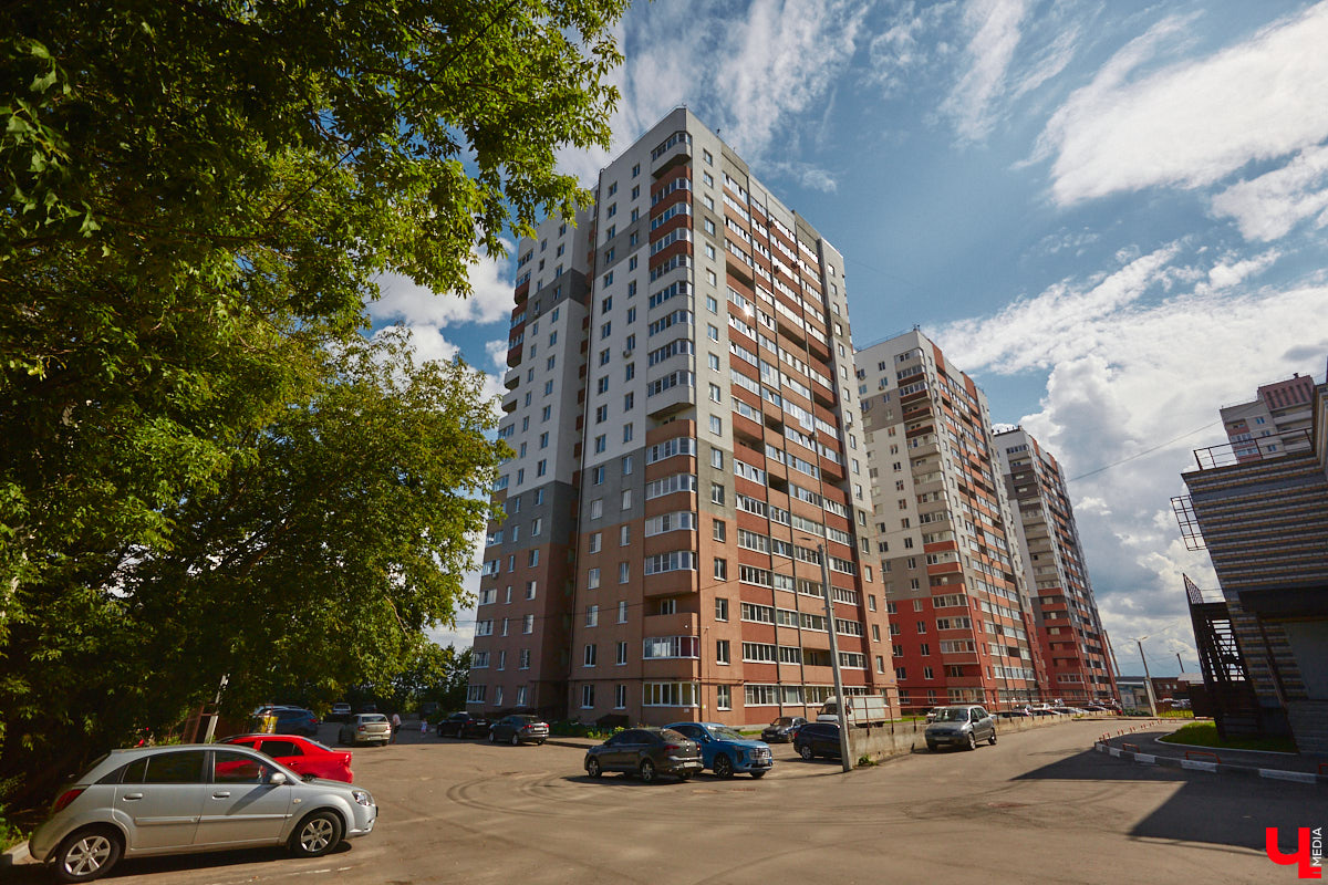 Во Владимире снова выбрали образцовые многоэтажки. Чистые территории, ровный асфальт, красивый дизайн — мимо них многие проходят со вздохом зависти. Как же выглядят лучшие дома областной столицы — 2023? Показываем в нашем фотообзоре.