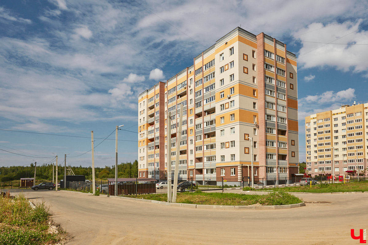 Во Владимире снова выбрали образцовые многоэтажки. Чистые территории, ровный асфальт, красивый дизайн — мимо них многие проходят со вздохом зависти. Как же выглядят лучшие дома областной столицы — 2023? Показываем в нашем фотообзоре.