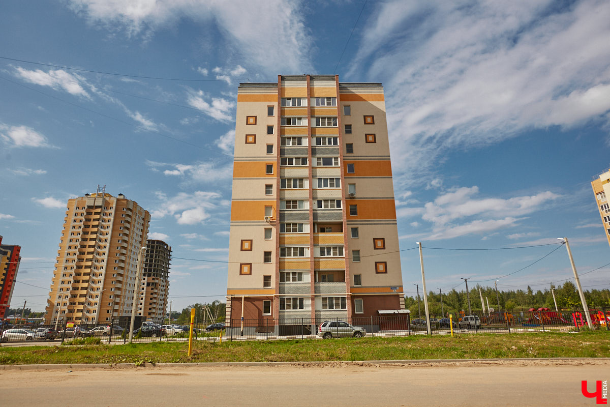 Во Владимире снова выбрали образцовые многоэтажки. Чистые территории, ровный асфальт, красивый дизайн — мимо них многие проходят со вздохом зависти. Как же выглядят лучшие дома областной столицы — 2023? Показываем в нашем фотообзоре.