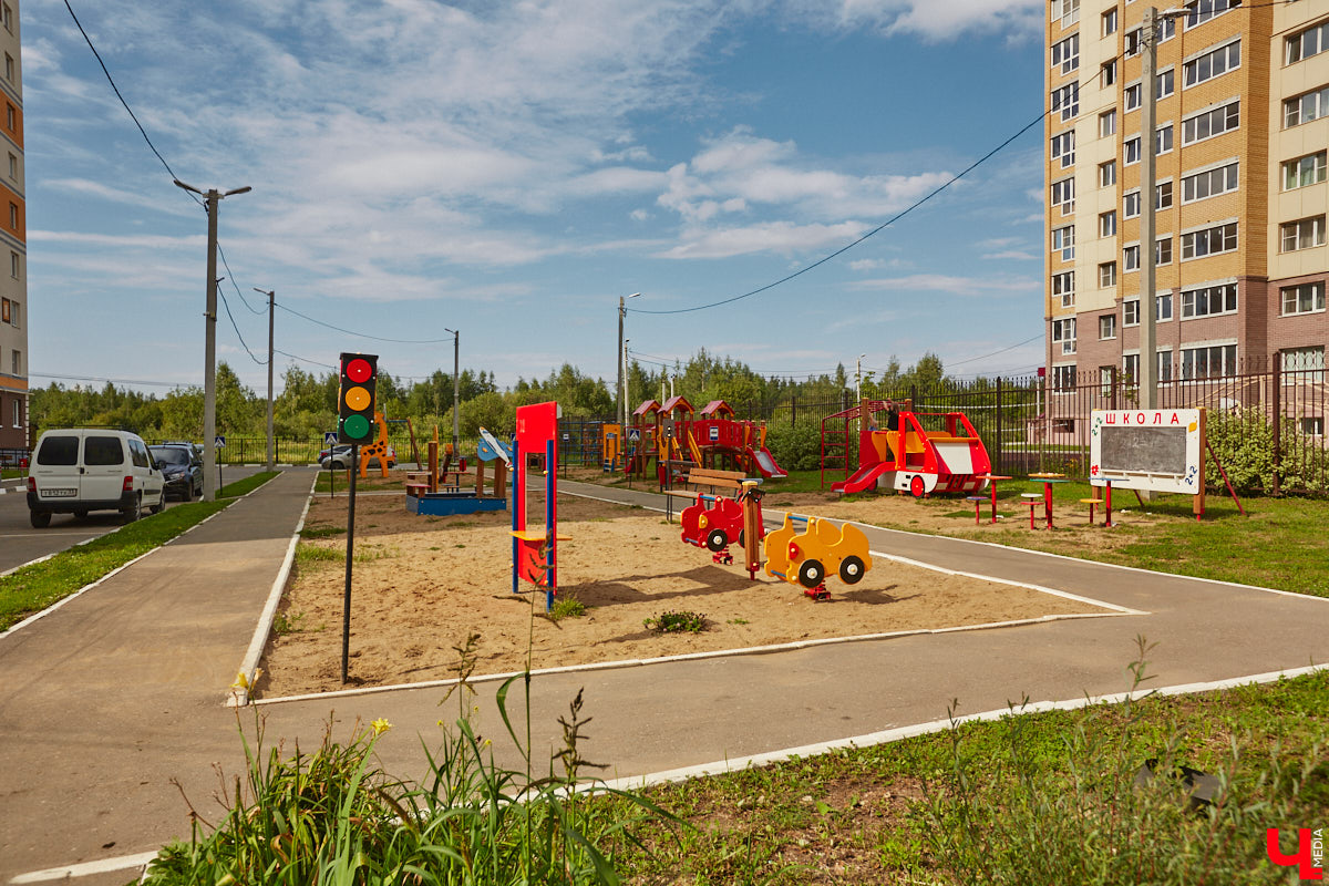 Во Владимире снова выбрали образцовые многоэтажки. Чистые территории, ровный асфальт, красивый дизайн — мимо них многие проходят со вздохом зависти. Как же выглядят лучшие дома областной столицы — 2023? Показываем в нашем фотообзоре.