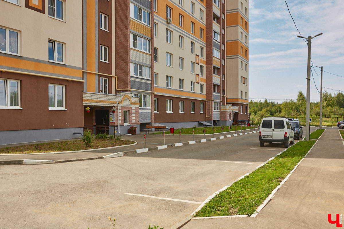 Во Владимире снова выбрали образцовые многоэтажки. Чистые территории, ровный асфальт, красивый дизайн — мимо них многие проходят со вздохом зависти. Как же выглядят лучшие дома областной столицы — 2023? Показываем в нашем фотообзоре.