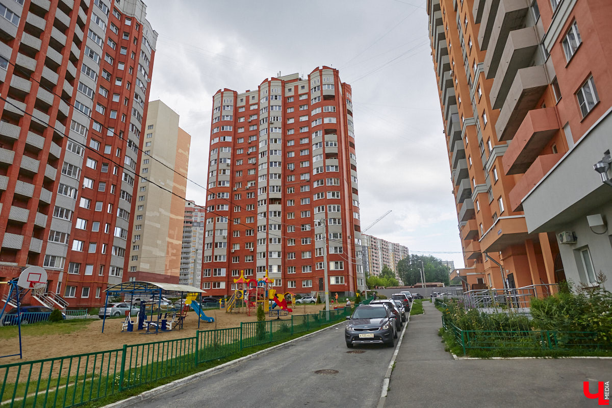 Во Владимире снова выбрали образцовые многоэтажки. Чистые территории, ровный асфальт, красивый дизайн — мимо них многие проходят со вздохом зависти. Как же выглядят лучшие дома областной столицы — 2023? Показываем в нашем фотообзоре.