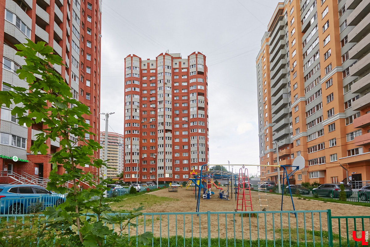 Во Владимире снова выбрали образцовые многоэтажки. Чистые территории, ровный асфальт, красивый дизайн — мимо них многие проходят со вздохом зависти. Как же выглядят лучшие дома областной столицы — 2023? Показываем в нашем фотообзоре.